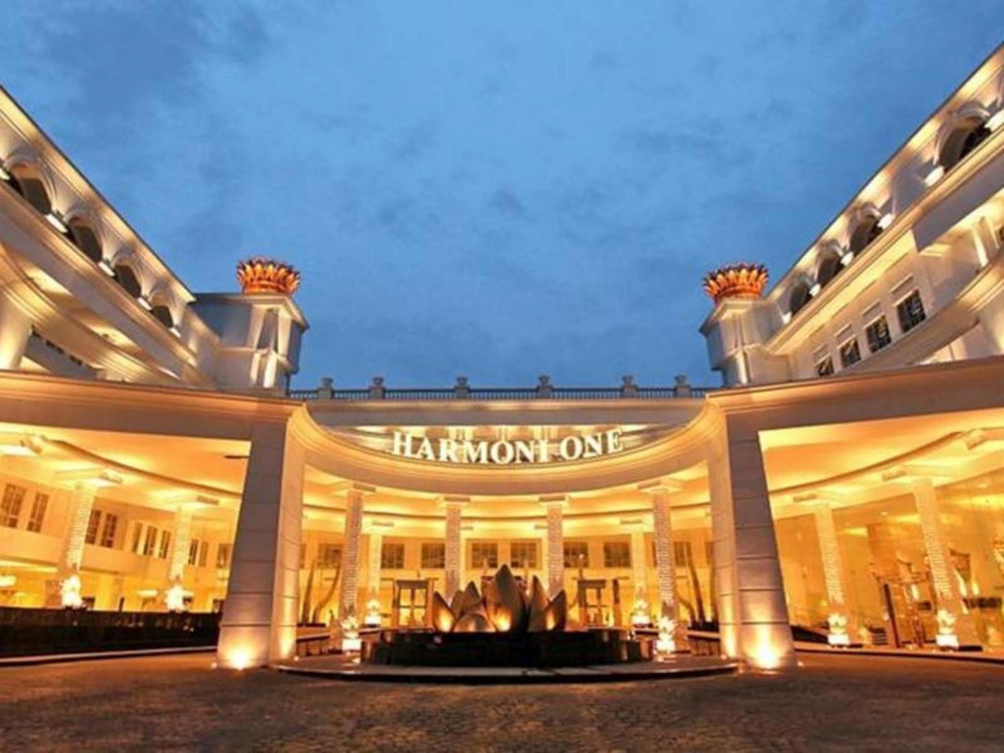 Harmoni One Convention Hotel And Service Apartments Batam Exterior photo